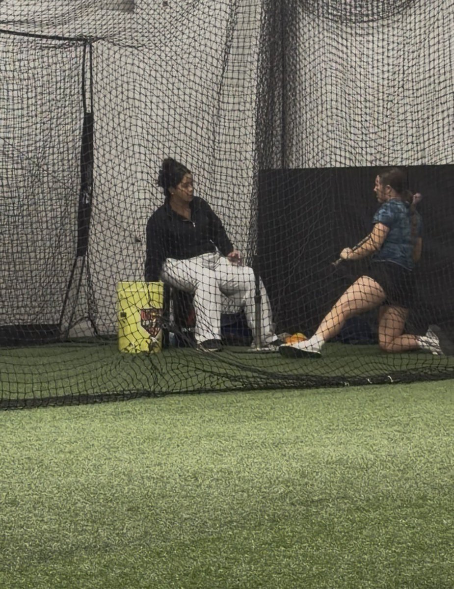 alyssa_gately29's tweet photo. Sunday’s are for batting lessons with Coach Lo #ILAEAPforSuccess #allgoldallgrind @Org_LLG @LLG_VA https://t.co/Z4GVNN8VQf