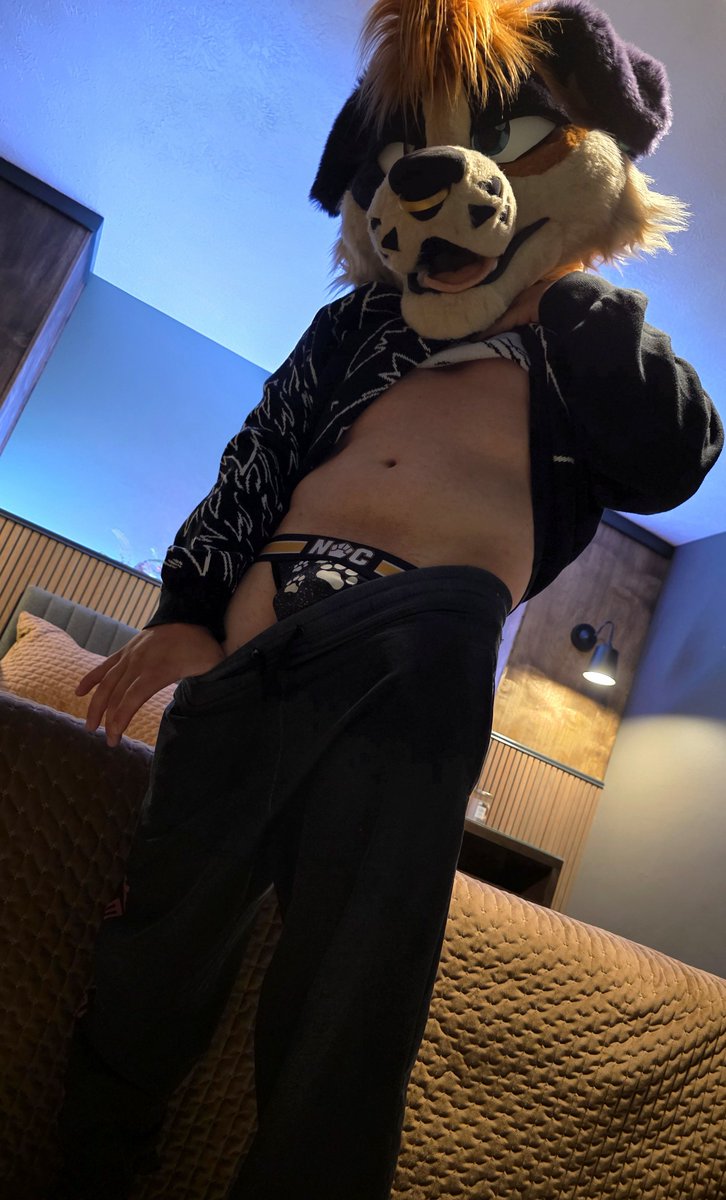 SpicyFluffButt's tweet photo. Just got home from a sweaty gym session... come celebrate #jocktober with by sniffing my jock~ 😏 https://t.co/m3VuJQ8mol