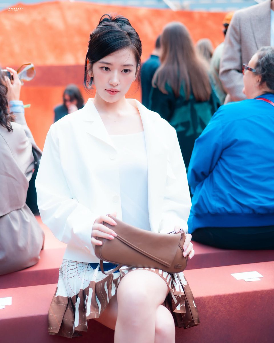 anan91186's tweet photo. 261004

good morning princess 👑 

YUJIN AT LACOSTE PFW
#YUJINxLacosteSS27
#ANYUJIN
#LacosteSS27 https://t.co/C9RMjCHYa3