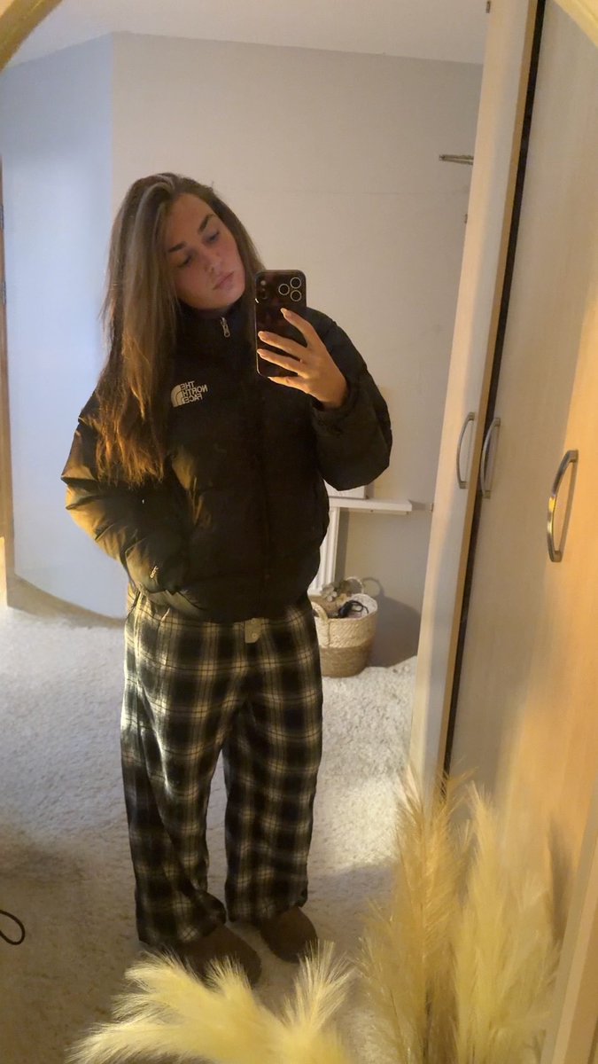 glucylou22's tweet photo. Peak British is picking up a take away in your pyjamas and puffer coat https://t.co/j0vlvzZgLf