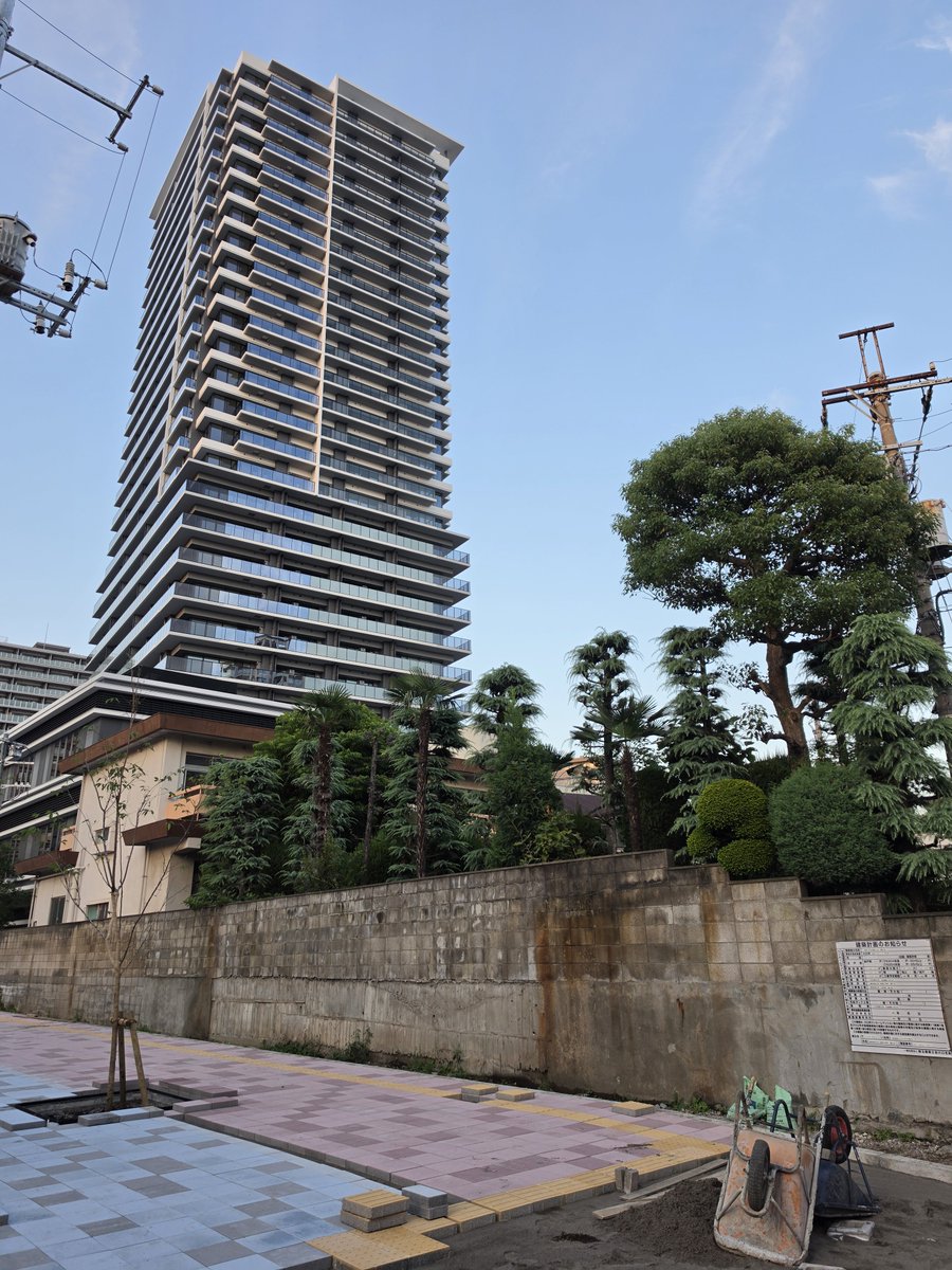 999_no_9's tweet photo. パークタワー川口本町、竣工して入居も始まっているけど、このタイミングで再開発に協力しなかった地権者さんの家がマンション建て始めるのか。。。

しかも、南側の9階建てのペンシル型ワンルームマンションって、低層階の人たち壊滅じゃん。。。 https://t.co/HTlAOneqpR