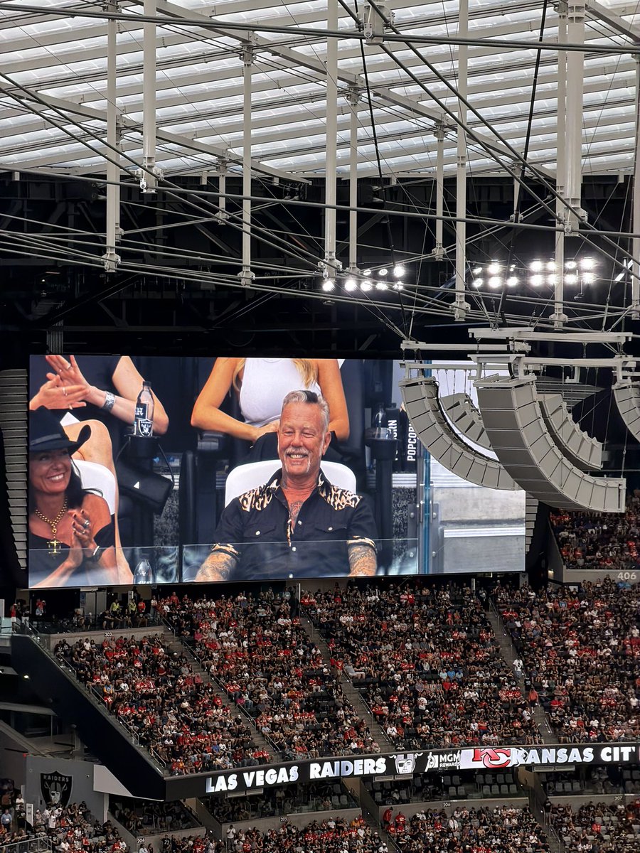 johnnykats's tweet photo. There he is ... @onlyjameshet @Raiders ... @neonlasvegas #raidernation https://t.co/AAjQPOY5KT