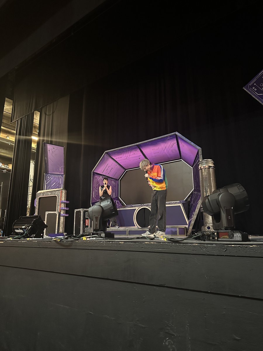 edensnotonfire's tweet photo. phil’s fly was down. https://t.co/fRYTYu9Skt
