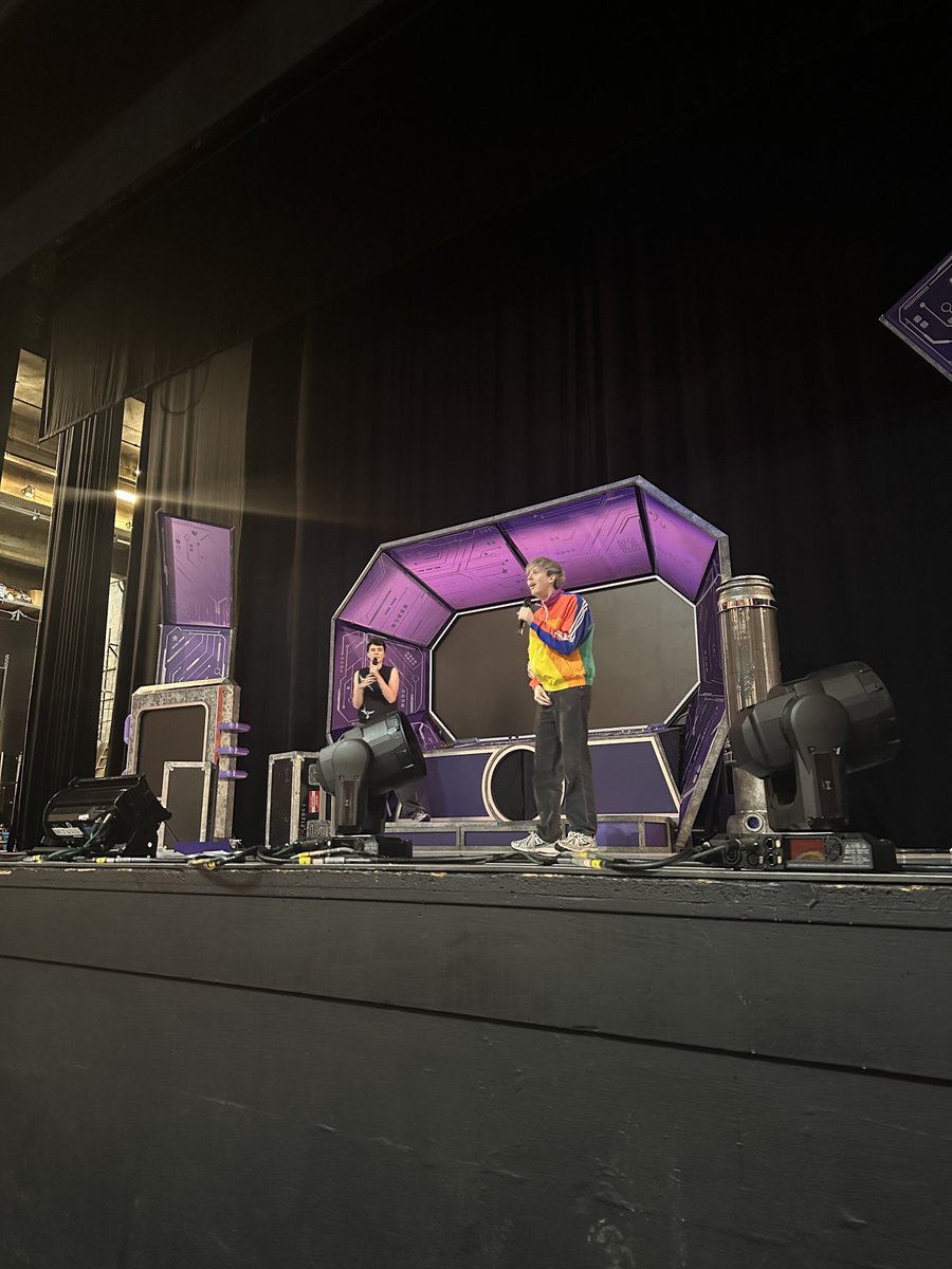 edensnotonfire's tweet photo. phil’s fly was down. https://t.co/fRYTYu9Skt