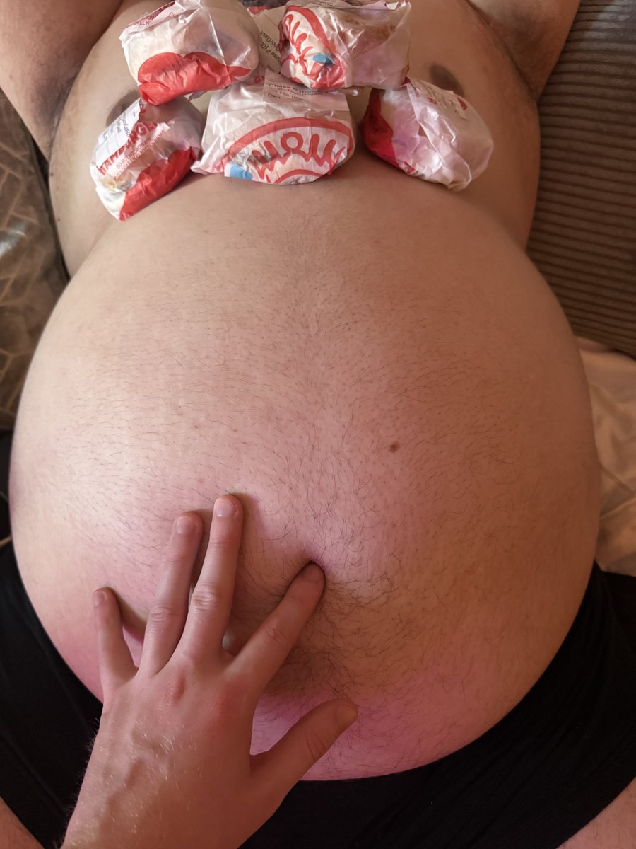 GluttedBorb's tweet photo. Belly shelf? Nah belly table~ https://t.co/Rt6KxHZCTC