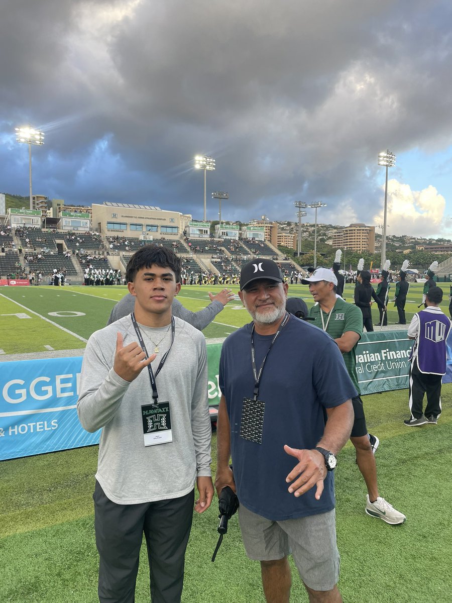 NuiGilman's tweet photo. Happy to make it out and see the home team🤙🏾
#BRADDAHOOD 
@UH_mpo2 @UH_AlecWatt @CoachTimmyChang @CoachCBhawaii https://t.co/6KdPGHQJuQ