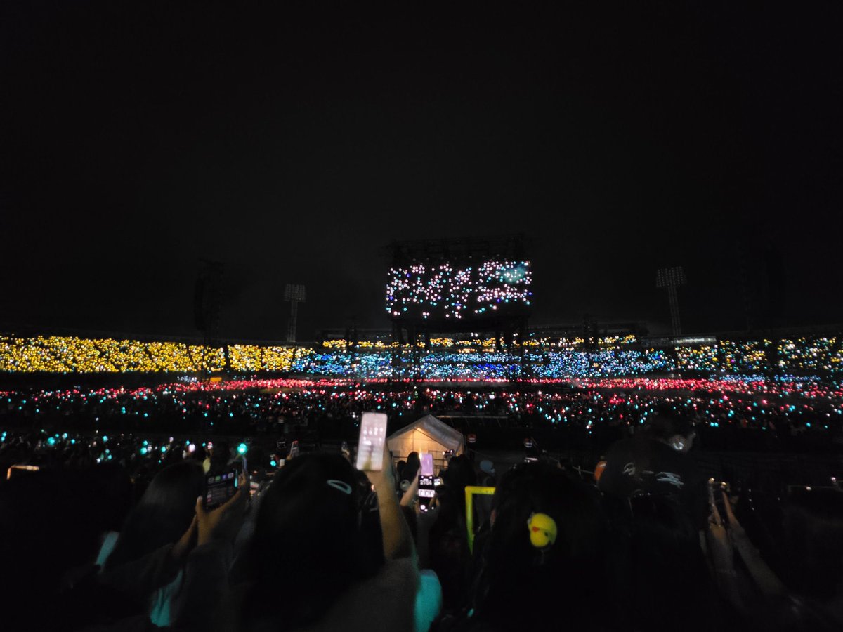 strawller's tweet photo. lo que me impacta que esto se haya logrado con stickers, flashes y ni un solo lightstick https://t.co/b6VlTNeAct
