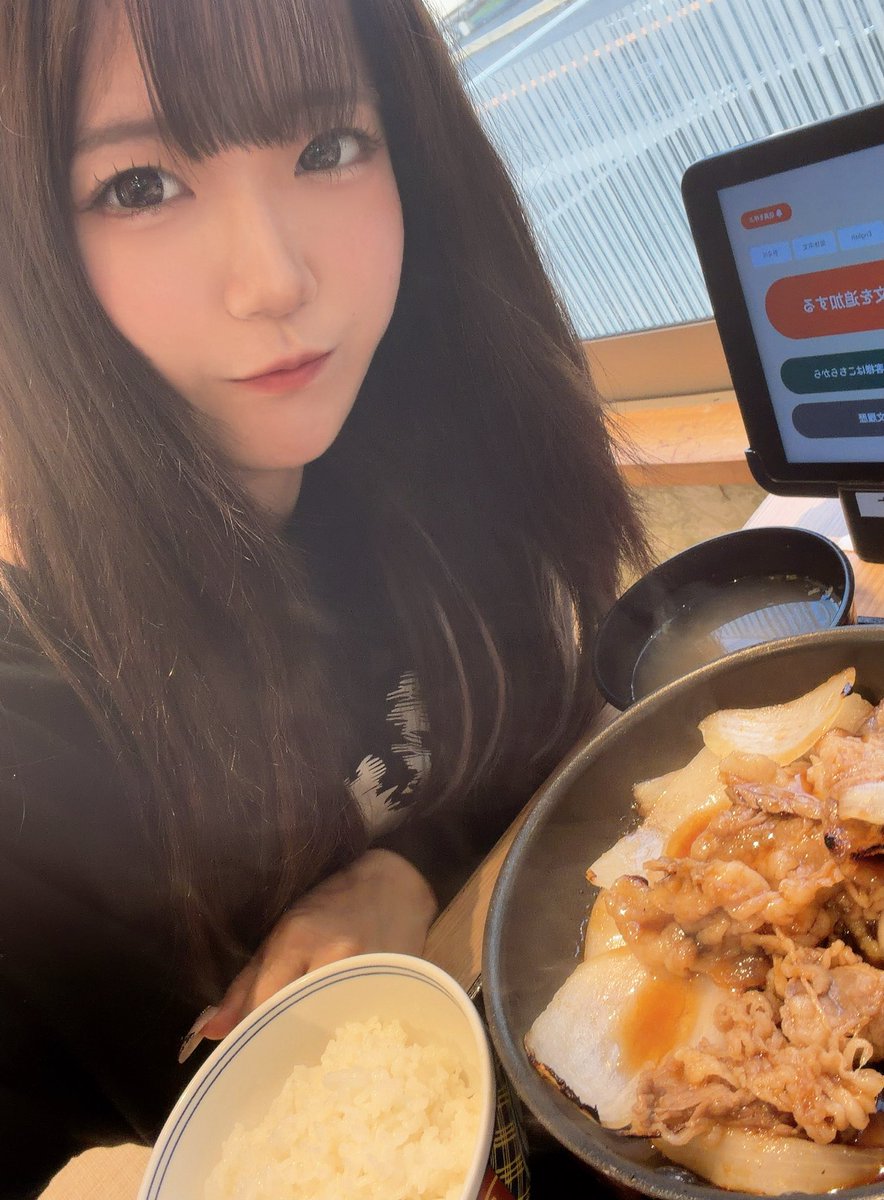 ni4k_i's tweet photo. 牛焼肉定食たべましたおいしかったです！大きい玉ねぎいっぱいで最高だった🤩 https://t.co/AnLE9hcgaJ