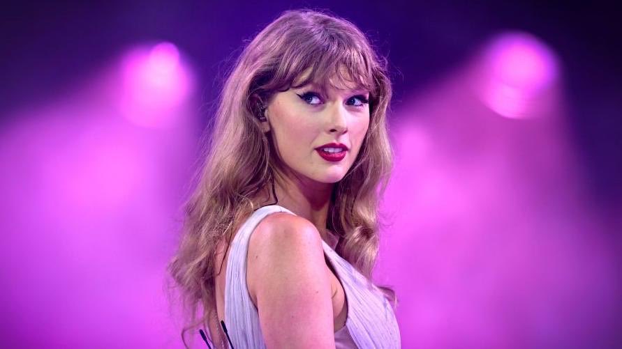 PoppPulse's tweet photo. Taylor Swift edges closer to becoming the artist with the most Billboard Hot 100 #1 hits of all time, securing her 16th chart-topper and solidifying her position at #3, just 3 behind Mariah Carey (19) and 4 behind The Beatles (20). 

How long until she claims the throne? https://t.co/7CHb0brBYV