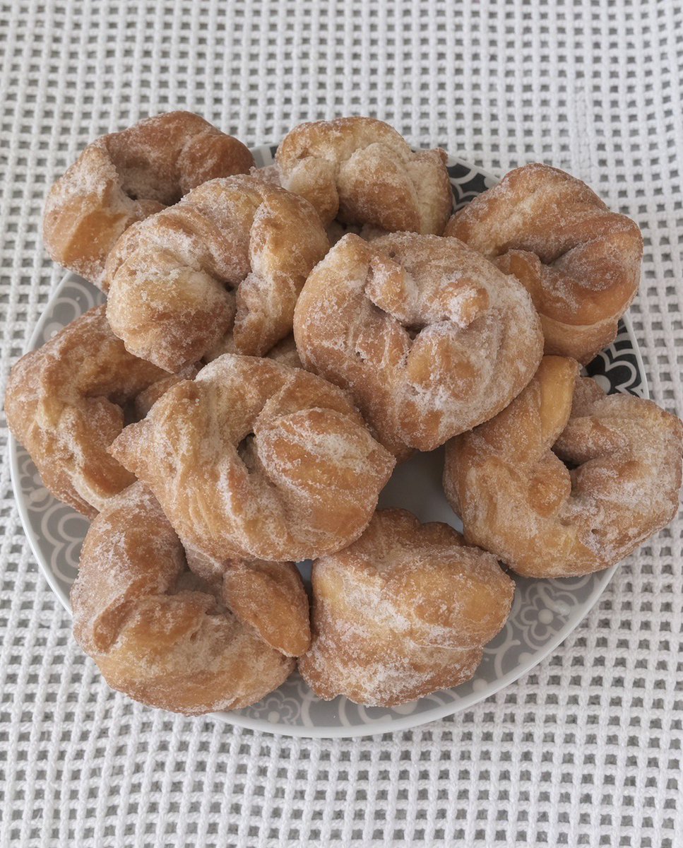 sobanuven's tweet photo. 👵Grostoli da vó. 
Açúcar na mão e 
fim de domingo  parado.

1.  Comi hoje
2.  Faz tempo
3.  Nunca provei https://t.co/0LvBV7ruaJ