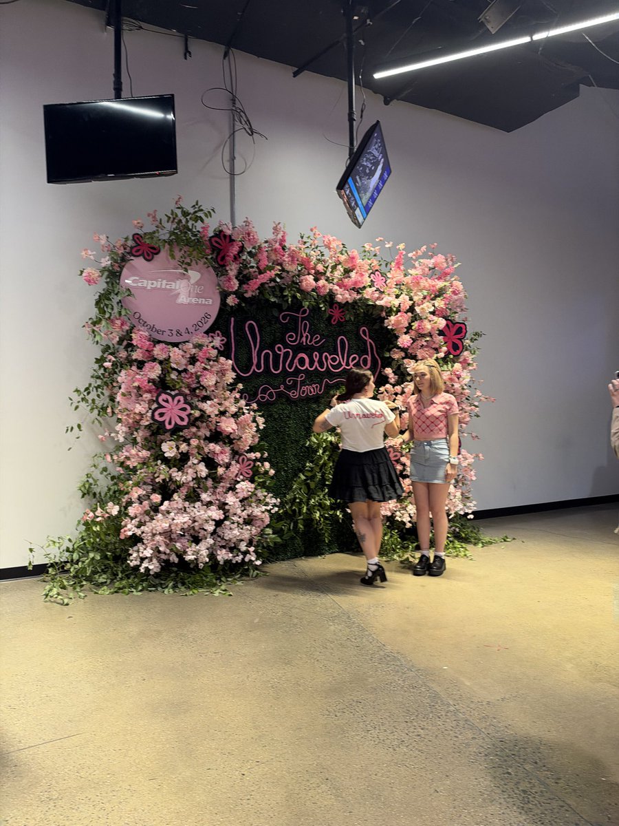 UnraveledTours's tweet photo. livies at #UnraveledInWashingtonDC, an The Unraveled Tour photobooth has been placed inside Capital One Arena at section 105! 🌸 https://t.co/gIesHlOAFf