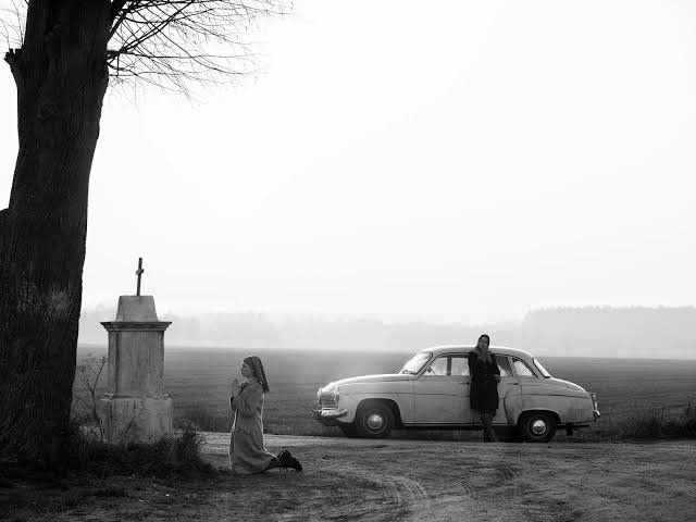 FrameLore's tweet photo. I love how quiet Ida is .
It never tells you what to think or what choice is right .

It just lets you sit with Ida and watch her figure out who she wants to be.

🎬 Ida (2013)
Paweł Pawlikowski

#Ida
#cinema
#Movie https://t.co/0jVGkMFttm