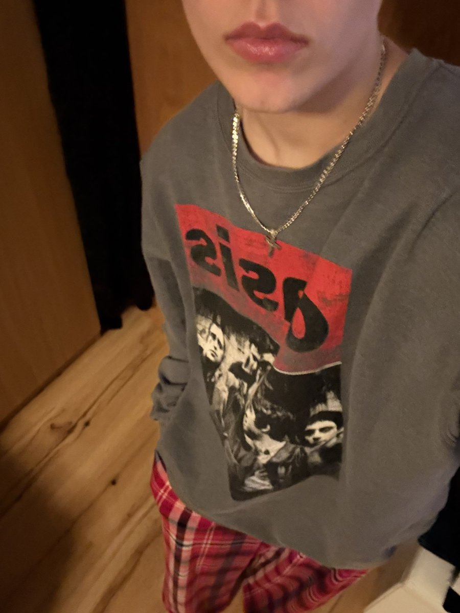itsKodek's tweet photo. yk them girls who be like “omg i stole my bfs hoodie he gon be so pissed” how about the bf stealin your clothes? checkmate bb #stolemygfssweatshirt #hoodie #swag #oasis #ilmgf https://t.co/l1O5rhB5QA