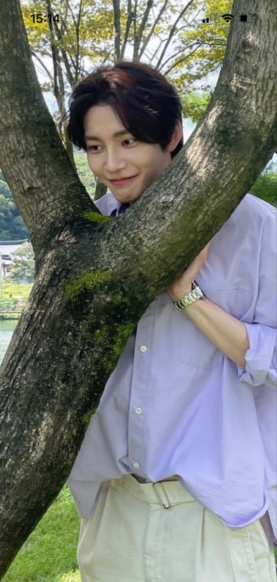 kimjae_young's tweet photo. 늦은 게 아닙니다
​다른 사람들이 더 앞서 나간다고 해서 당신이 뒤처진 것은 아닙니다. 누군가는 20세에 결혼을 하고, 누군가는 아이를 가지며, 또 어떤 이는 여전히 공부를 하며 자신만의 길을 찾아가고 있을 수 있습니다. 하지만 그것은 전혀 문제 되지 않습니다. 우리는 모두 저마다의 속도로 인생을 살아가고 있으니까요. 다른 사람의 여정과 다르다고 해서 스스로를 스트레스받게 할 필요는 없습니다. 인생은 경주가 아니며, 당신의 길은 누구의 것과도 같을 필요가 없습니다.
​자신을 남과 비교하는 것은 오직 당신의 행복을 앗아갈 뿐이며, 더 나아가 당신의 성장을 가로막을 수 있습니다. 알라께서는 오직 당신만을 위해 가장 알맞은 방식으로 당신의 이야기를 써 내려가셨습니다. 사람, 직장, 기회 등 당신을 위해 정해진 것은 그것이 무엇이든 결국 당신을 찾아올 것입니다. 비록 시간이 걸리거나, 예상했던 것과 모습이 조금 다르더라도 말입니다.
​그러므로 스스로에게 압박을 주는 대신, 지금 이 순간에 충실해 보세요. 비록 완벽하지 않더라도 지금 가지고 있는 것에 감사하세요. 비록 아직 과정 중에 있을지라도, 지금까지 걸어온 길에 대해 감사하세요.
​성장에는 시간이 걸립니다. 치유에도 시간이 걸립니다. 의미 있는 모든 것은 시간이 걸리기 마련입니다. 과정을 믿으세요. 알라를 믿으세요. 비교를 멈추고 신뢰하기 시작하는 순간, 당신은 더 큰 평안을 느끼게 될 것입니다. 가치 있는 일이 되기 위해 반드시 빠르게 일어날 필요는 없습니다. 그저 알맞은 시기에 일어나면 되는 것입니다.