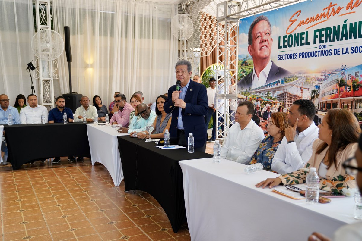 FPcomunica's tweet photo. #FPComunica |

@LeonelFernandez culminó su agenda en San Cristóbal con un encuentro con sectores sociales y productivos de esta provincia.

📍: Villa Shant, #LeonelEnSanCristóbal https://t.co/guUbbRXSsh