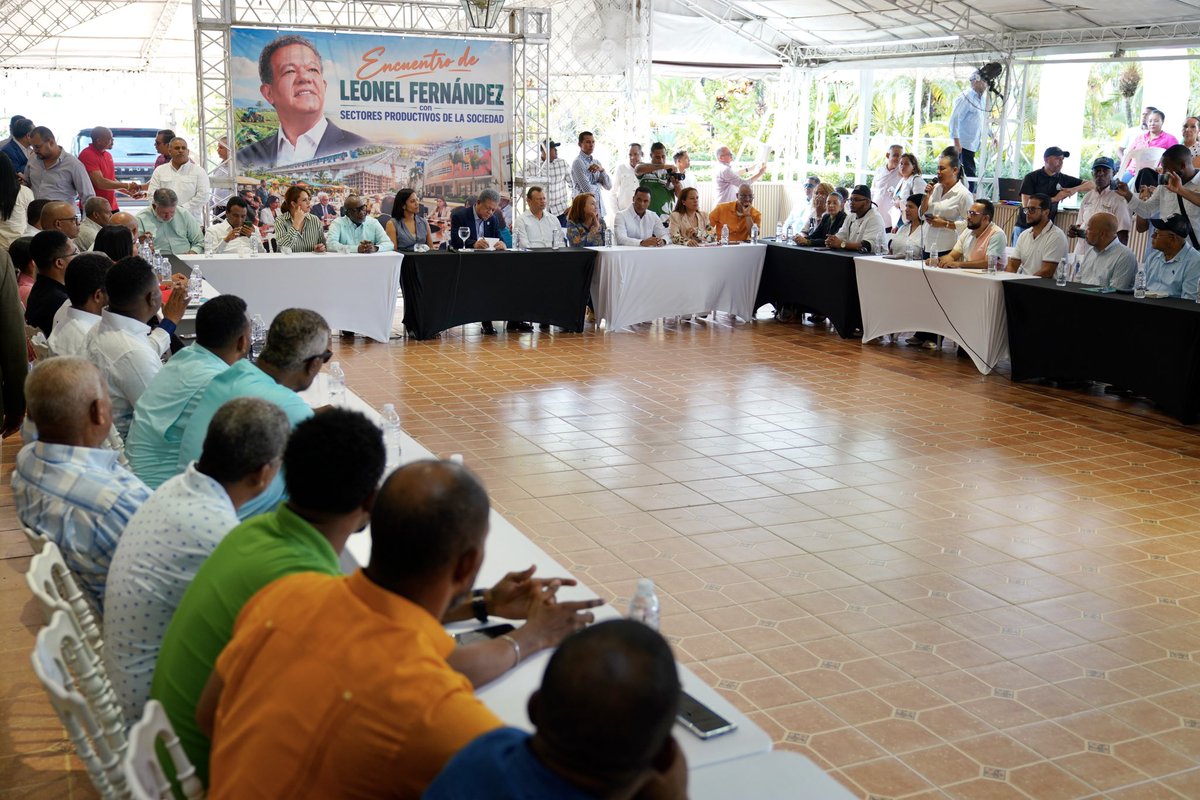 FPcomunica's tweet photo. #FPComunica |

@LeonelFernandez culminó su agenda en San Cristóbal con un encuentro con sectores sociales y productivos de esta provincia.

📍: Villa Shant, #LeonelEnSanCristóbal https://t.co/guUbbRXSsh