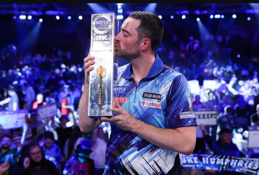 lukeh180's tweet photo. 🏆🏆Two-time World Grand Prix Champion! 😍😍

What an amazing feeling!

I had to battle so hard there, and @Gezzyprice pushed me all the way, it was a great final and we put on a real show for the fans. 

I might have to go for the Harry Potter look more often 😂

Thanks for all of the amazing support this week 💙

@ModusDarts180 @reddragondarts @cygroup2 @TaylorMaxwellCo Radamec @TestoLimited @MyJobQuote