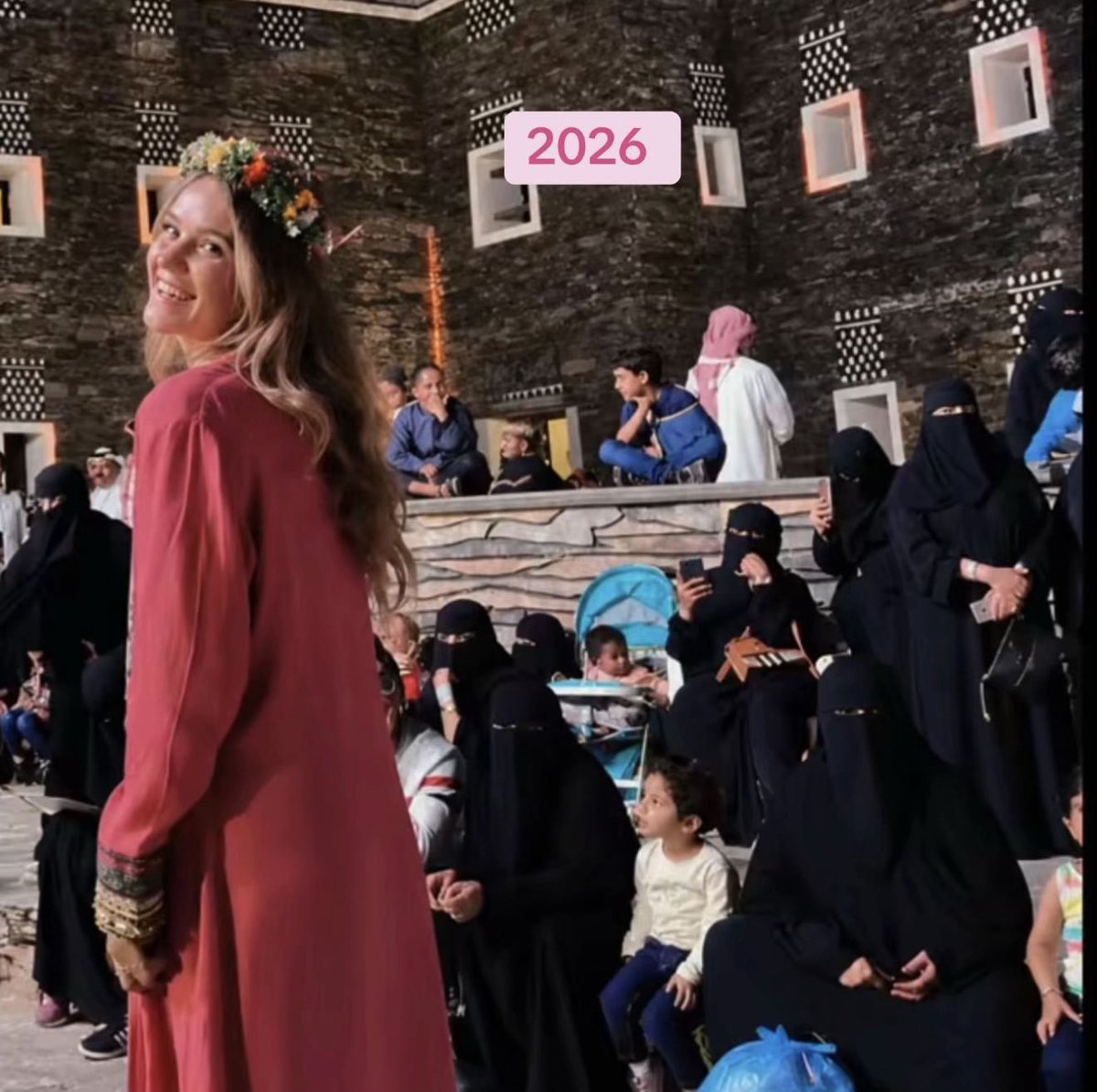 dodoyama6's tweet photo. مرت السنوات وما زالت المرأة المنقبة قسرًا تجبر على الوقوف خلف أسوار لم تخترها.. 
تشاهد الحياة تعاش أمامها بينما تحرم من حقها في أن تعيشها
#٢٠٣٠_بلا_نقاب5
#بلا_نقاب_٢٠٣٠ https://t.co/DCLKcOybnD