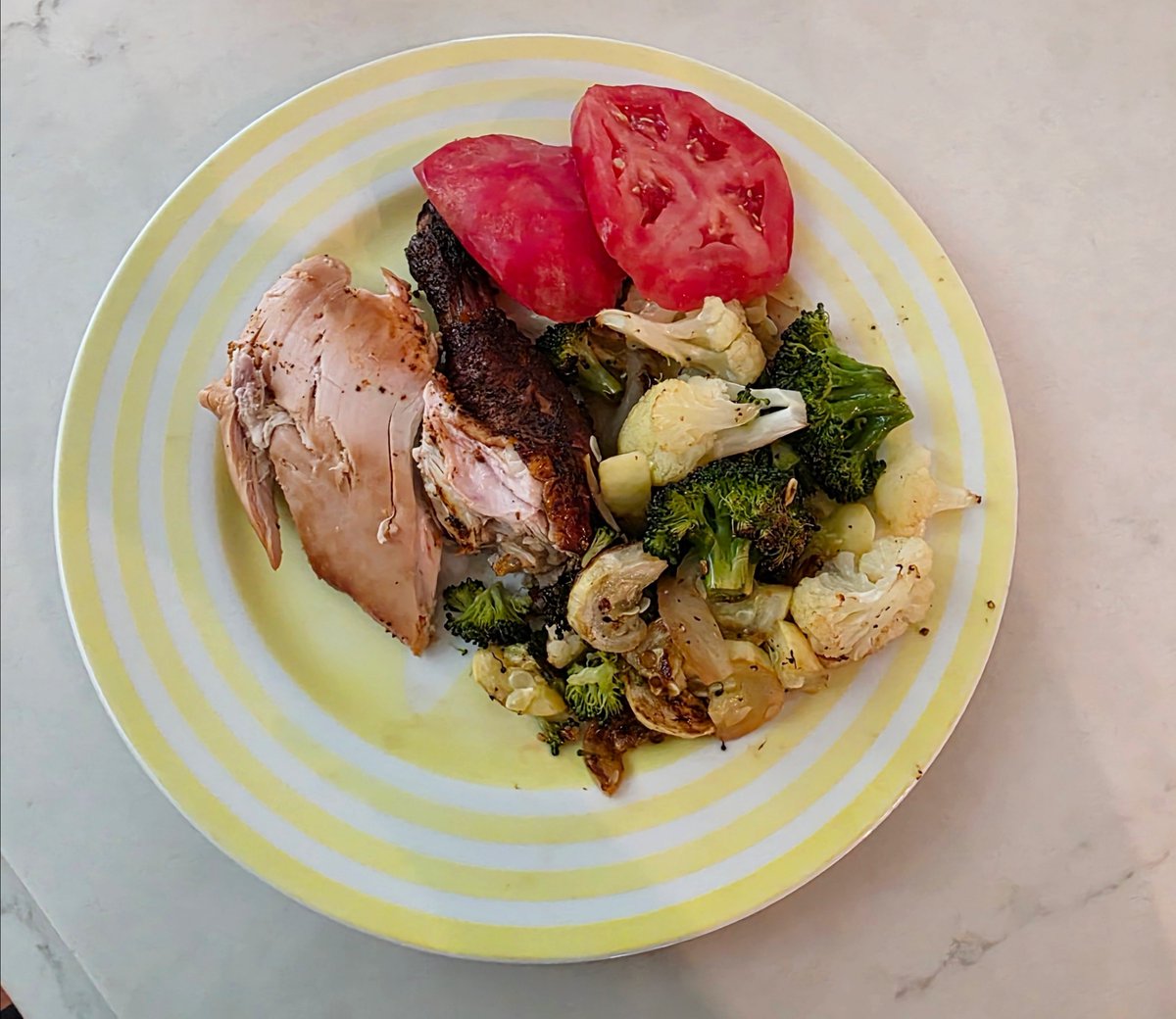 KrislaMaris's tweet photo. Chicken smoked using a Big Green Egg for dinner. 🍗🔥 It's really good but it takes time. 🤭 https://t.co/PTxVjyNrot