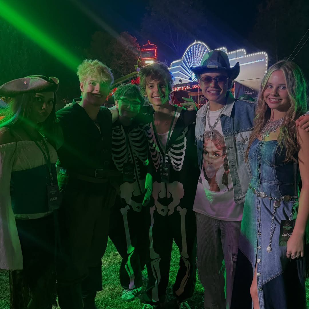jytbrasil's tweet photo. Nova foto de Recker e amigos no Huluween, em Los Angeles, ontem.

Eri Akaata | Instagram https://t.co/lyhBN537PH