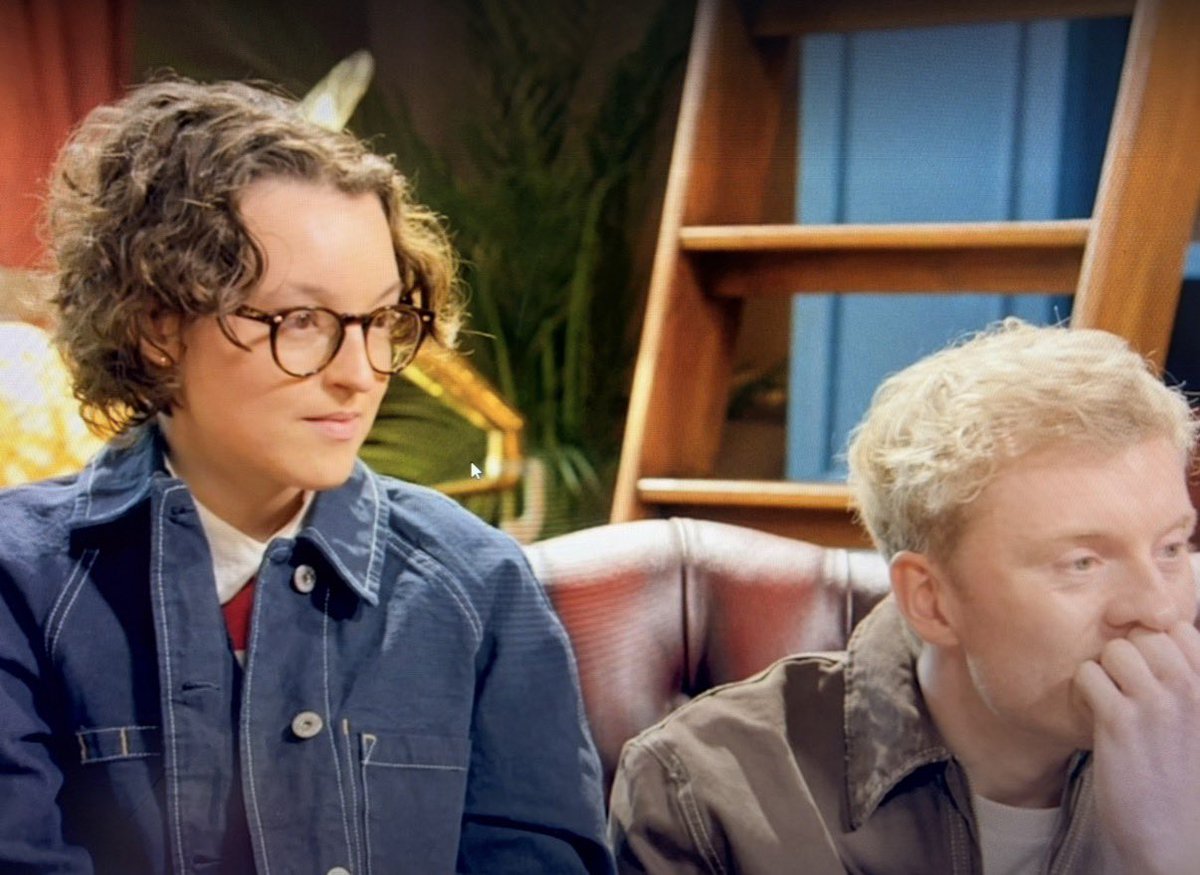 lluvfilm's tweet photo. Bella Ramsey getting up to let James Acaster have a seat and then sitting on the arm rest. The friendship celebrity traitors needs to win 😭 https://t.co/fIiZieWw7W