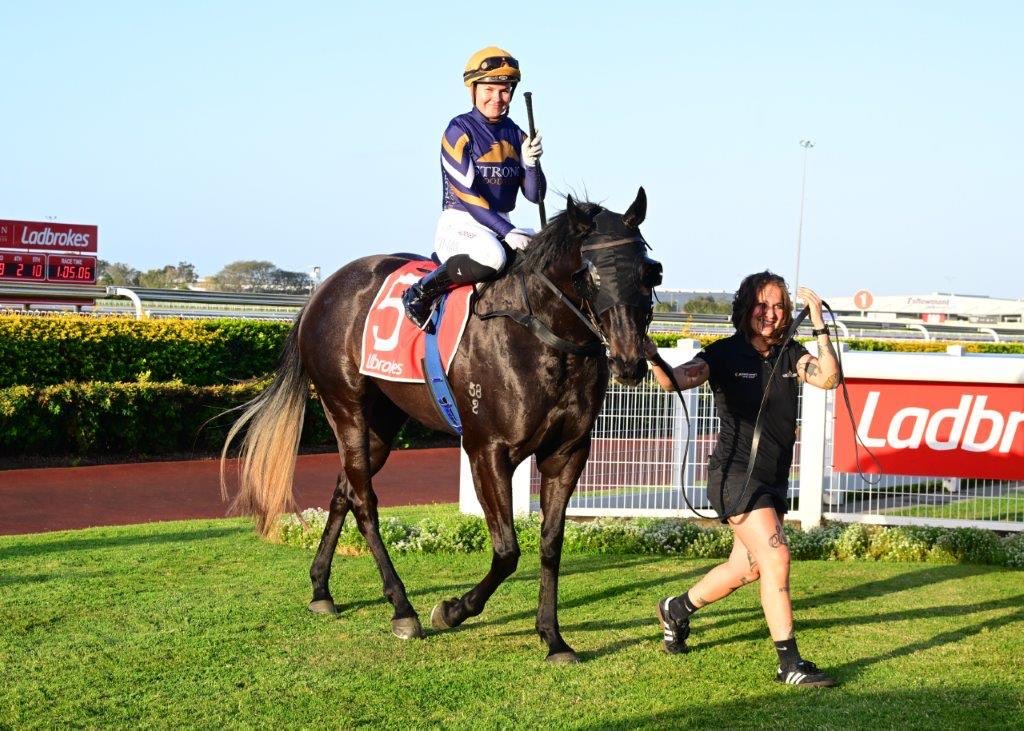 StrongBldStock's tweet photo. Two talented 4yo’s head to the races today 💪 . ICE KOOL ❄️ steps out on his home track in race 7 with @zaclloydx taking the reins 🧊. Last start winner BOSS MODE 🥇 aims for back to back wins @brisbaneracingclub, @bella_youngberry on for @tjgollanracing. 🤞Good luck connections! https://t.co/oRRM1ZI96D