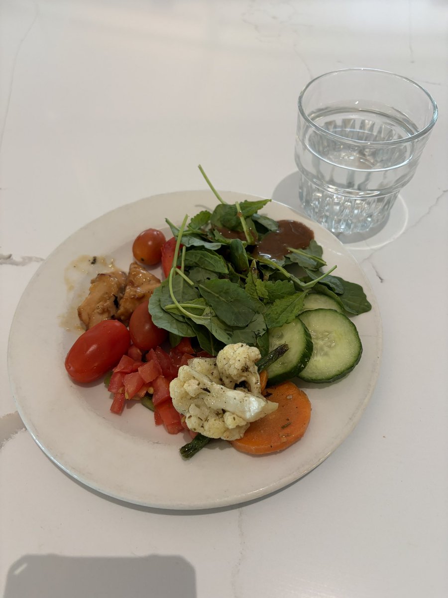 moa_mi_na's tweet photo. ラウンジ🍽️

サラダめちゃ美味しい！！
スーパーで買う野菜はどれも家庭菜園レベルで甘みが少ないものばかりだったのでとても感動した🥹✨ https://t.co/pWgjKYyHKu