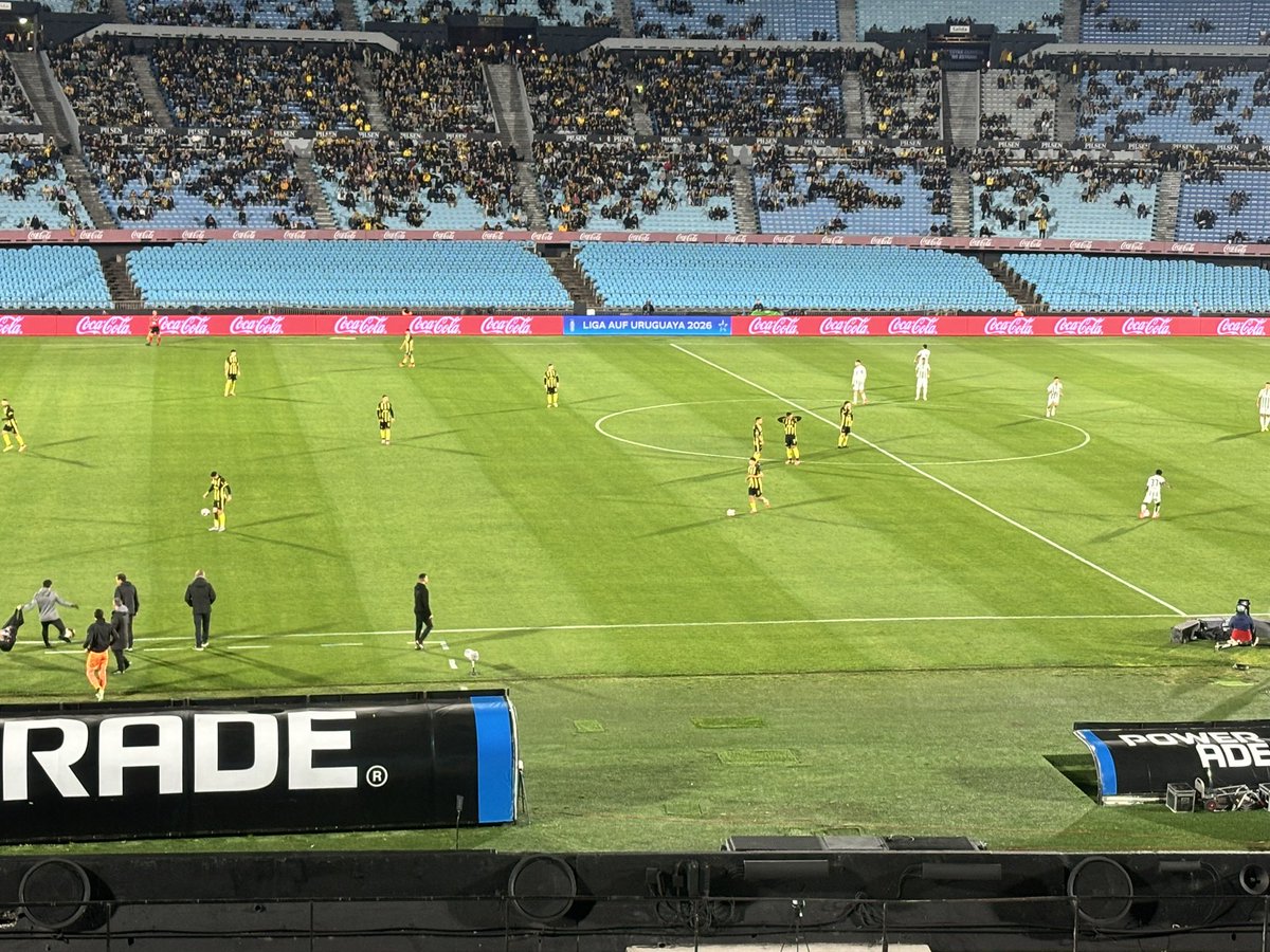 FTrucce18's tweet photo. El encuentro entre Peñarol y Racing está demorado en su inicio por la falta de ambulancia. 

Fútbol uruguayo, y otra vez en un partido de Peñarol. https://t.co/hf9DqFFGpE