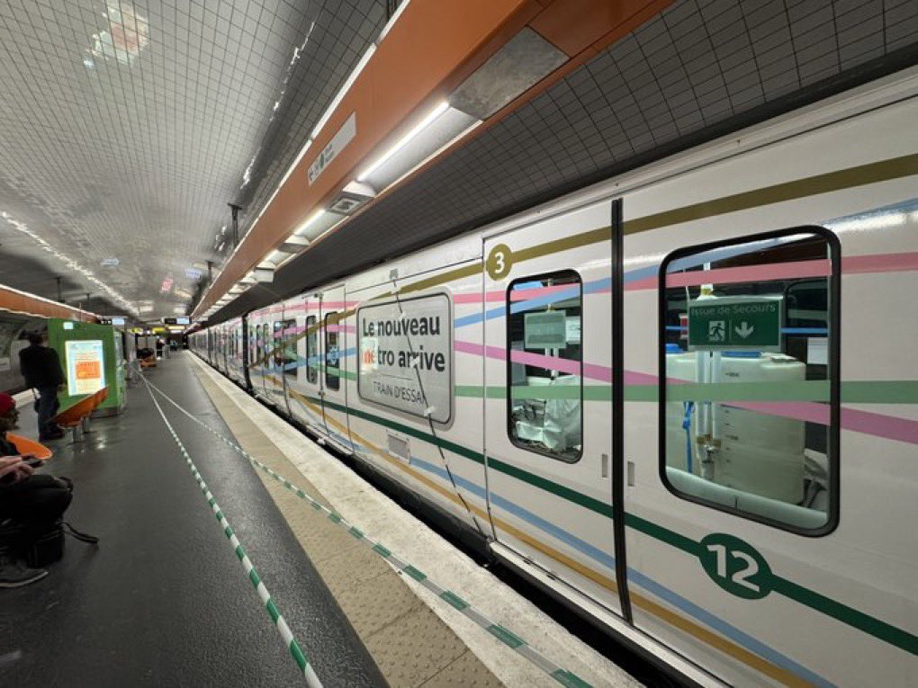 metropulser's tweet photo. 📸 Magnifique photo du MF19 prise par @ StitchOnX ! 🚇✨

Vous en pensez quoi de ce nouveau métro ? Dites-nous votre avis en commentaire ! 👇

#MF19 #Métro #RATP #Paris https://t.co/eIpZF4LOgy