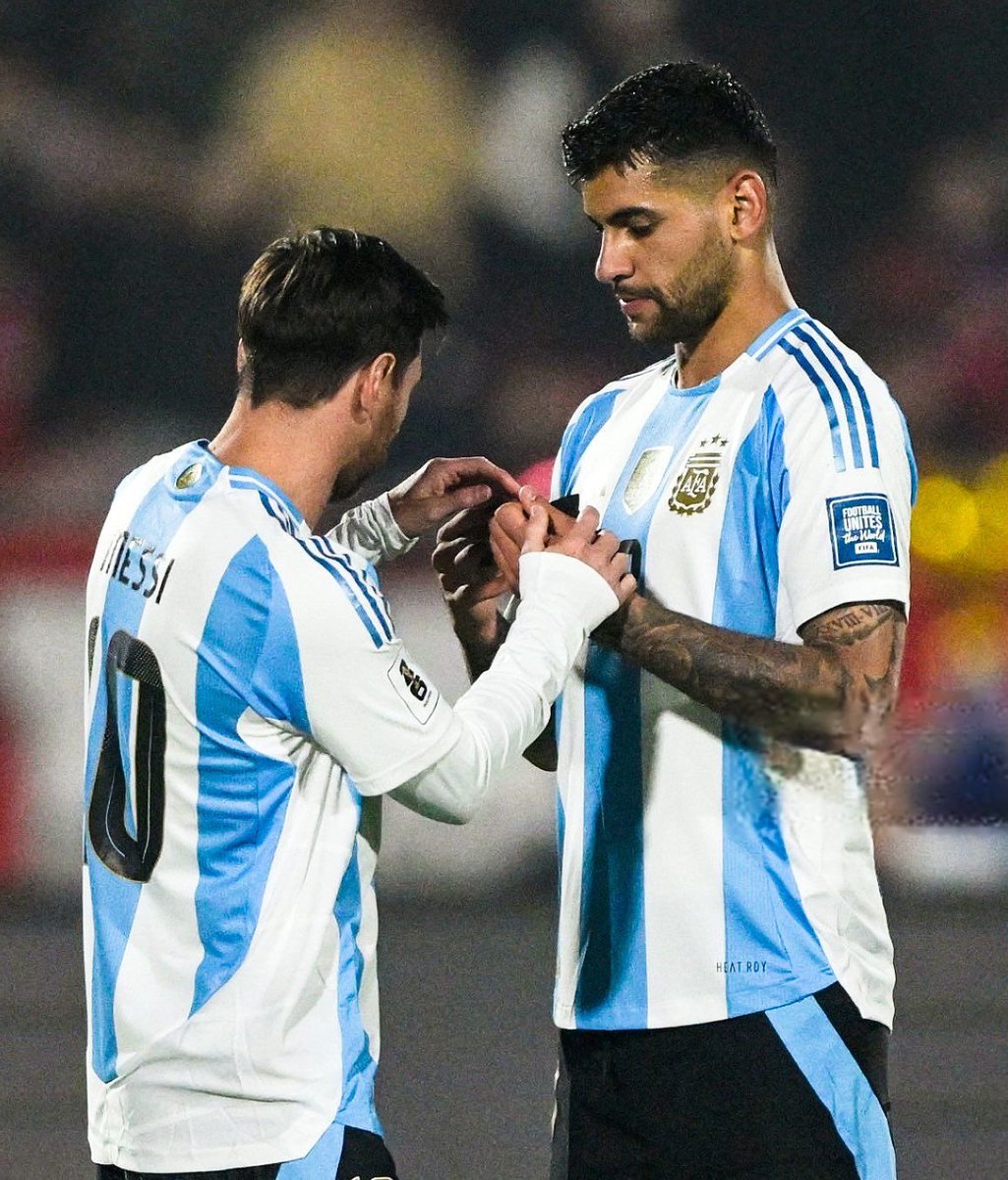 fcb_elias1's tweet photo. 🗣️Cuti Romero: “Leo’s last game with Argentina, then Lisandro and I have one job ,  to make sure he walks away with a clean sheet. We want to protect him one last time, just like we’ve done so many times before.”

“He has given everything to this shirt, and the least we can do is make sure his final memory on this pitch is a beautiful one. No goals conceded. No regrets. Just Leo walking off knowing we did everything we could for him. ❤️🇦🇷”