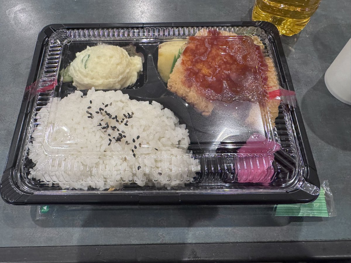 KeikoPinky's tweet photo. チキンカツ弁当でした
風邪気味だけど食欲あるのだ
笑笑

ストレスかな。。 https://t.co/arX0EZ1INy