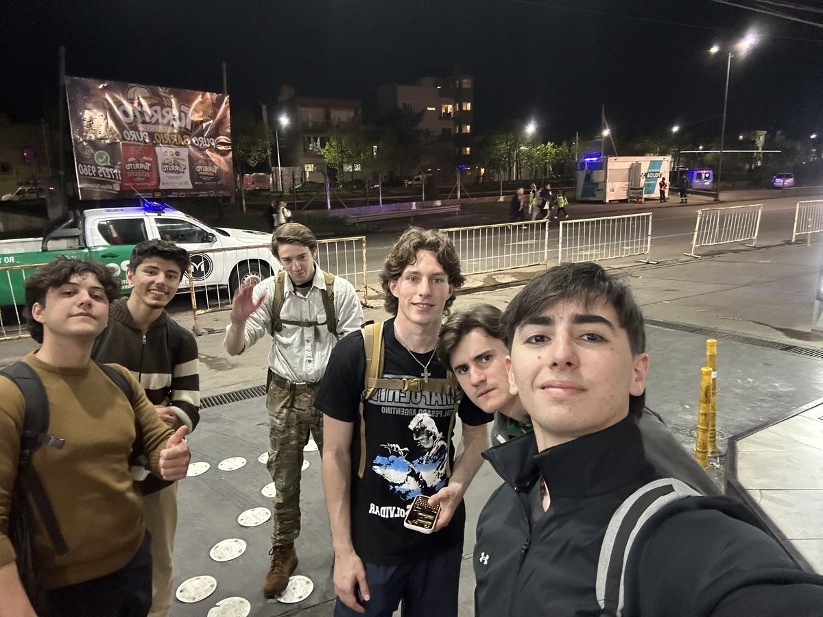 sinclaudicarvi's tweet photo. Resiliencia criolla!.

Un éxito la peregrinación y un grupo que demostró una camaradería nata. https://t.co/t8xYFEgZRG