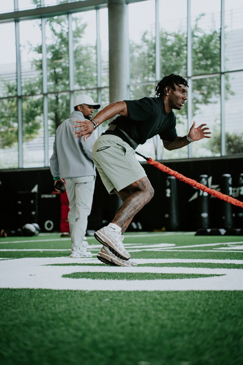 MoKnowz_'s tweet photo. ⛷️⛷️⛷️💪🏾💪🏾💪🏾 https://t.co/EoH2gsOCqB