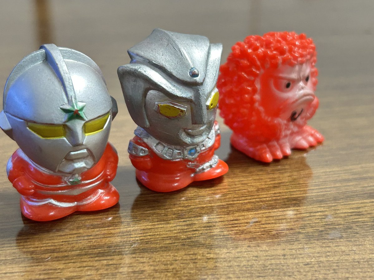 80sCarburetor's tweet photo. まさか昔オレが3、4歳くらいの時に買ってもらったやつを欲しがるとは。塗装のハゲをリペイントして、オレの名前消そうと思ったのだが、シンナー使っても染み付いてしまって当時の油性マジックインキが落ちなかった。なんかトイストーリー的な気持ちになった。。まあ、トイストーリー観て無いんだけど。 https://t.co/sh7UMjPhlC