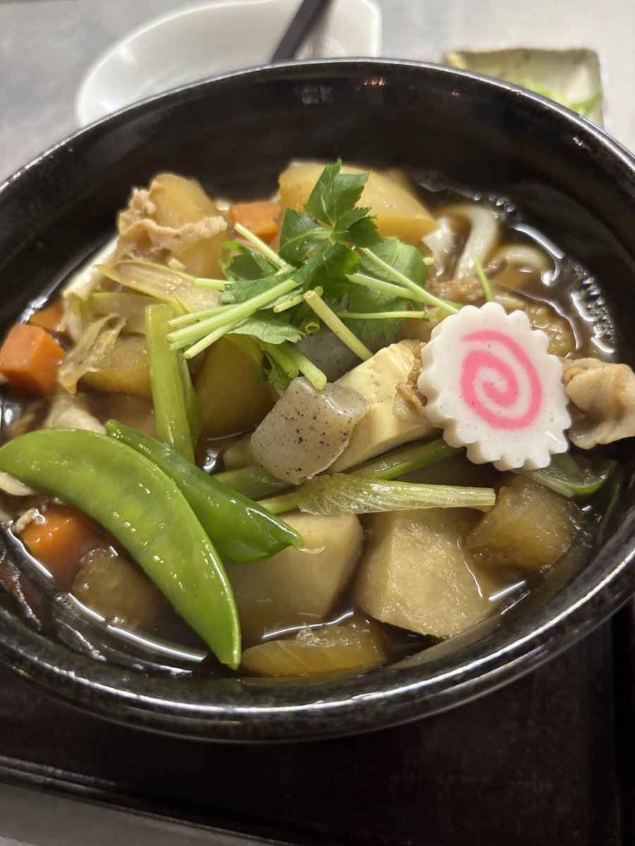 toysudon's tweet photo. おはようございます
本日🈺
昨晩賄いで当店の一日おいた
うどん、煮込みで実食
煮込んでも煮崩れしませんし
ふやけずしっかり弾力もあり
これからの時期煮込み推進！
あと
年配の方セット物
ボリュームある為注文時
ご飯かうどん少なめ推進中
🍚は変わりませんが
うどんは割引ます
無理なさらずに https://t.co/574E8M6WEM