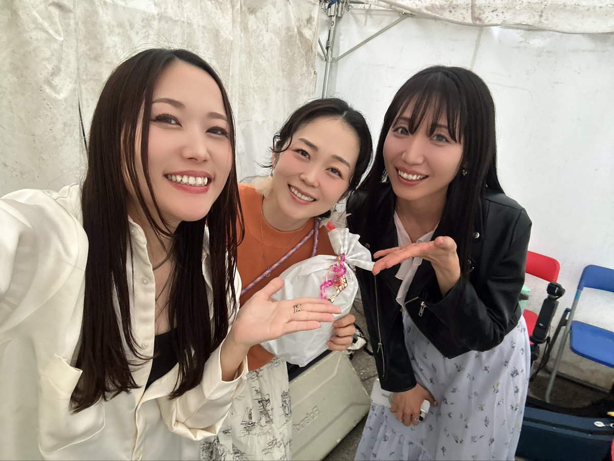 Mariko_Omori's tweet photo. 埼玉・武蔵野ビールフェスin サクラタウン2026 秋🍺

たっっくさんのお客様と終始大盛り上がりの1日❤️‍🔥音楽とビールは世界を救う！！✌️
勿論ダジャレンジャーも🦸‍♀️✌️
いつもありがとうの皆さんも初めましての皆さんも！みーーーーんなの笑顔咲くサクラタウンさん🌸最高に幸せでした😭✨

新曲『キズナグラフ』と『ダジャレンジャーのテーマ』では作曲者の世莉奈ちゃんをスペシャルゲストにお迎えして贅沢にもがっつりコーラスして頂きましたの🥹
せりーな天才！！最高最強！！
(来週のサクラタウンも一緒よ🫣❤️‍🔥)

上野まなちゃんにも久しぶりに会えた🥹なんだかまた美しくなられて！癒し。
斉藤慶さんは相変わらず素晴らしいし😭✨
初めましてのprinkさんはあまりにもキュートでメロメロ😍きゅん

いつもあたたかく迎えてくださるサクラタウンの皆様や縁の下の力持ち過ぎるM岡さんにも感謝でいっぱい🥹

そしてなによりなにより！！！
駆けつけて下さった皆様！！
出逢って下さった皆様！！
配信で見守って下さった皆様！！
どこにいても繋がってくれるあなた、ありがとう＆大好きでいっぱい☺️❤️‍🔥

帰宅しようとしたらまさかの車のタイヤがパンクで帰宅したら22時！😱
ものすごいフィナーレが待っていりましたが無事に帰還できました😂完