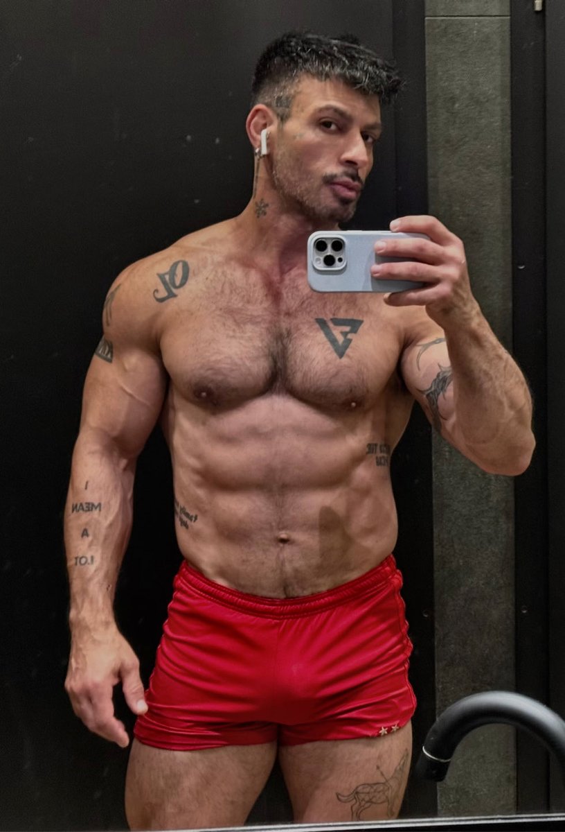 RAVE781138's tweet photo. My pants got shrunk in laundry.. 0r u just happy 2c me? #postgym #tightpants #dontsmiletocamera #bodybuilder #wrestling https://t.co/PJtANwzZrK