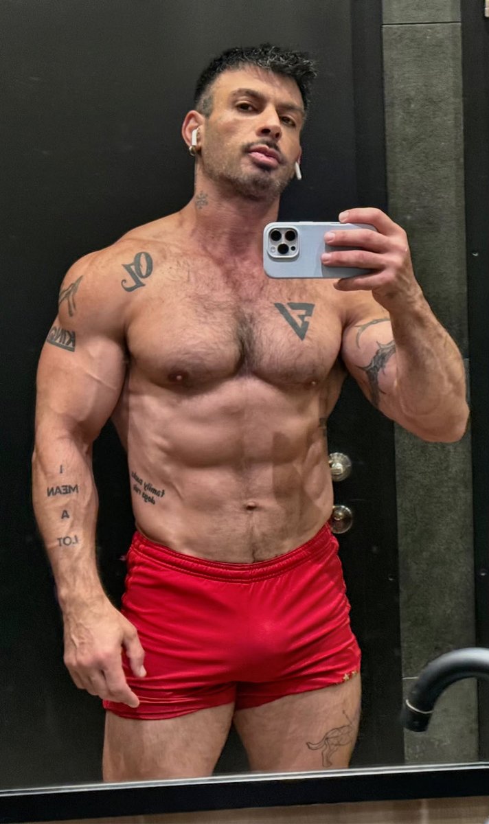RAVE781138's tweet photo. My pants got shrunk in laundry.. 0r u just happy 2c me? #postgym #tightpants #dontsmiletocamera #bodybuilder #wrestling https://t.co/PJtANwzZrK