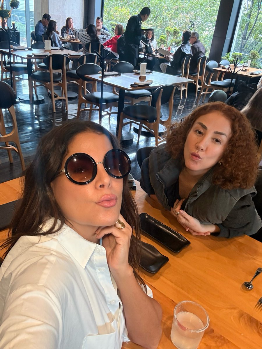 VielkaTV's tweet photo. Tarde de chicas @mariana_avila_ 🌹🌹🌹 https://t.co/daFBf9vttl