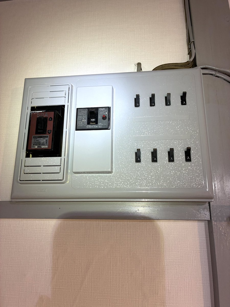 LEON06201225's tweet photo. ブレーカーグレー塗装😂
意外にイケてる？笑

#ブレーカー
#塗装 https://t.co/DqOeiaIuzt