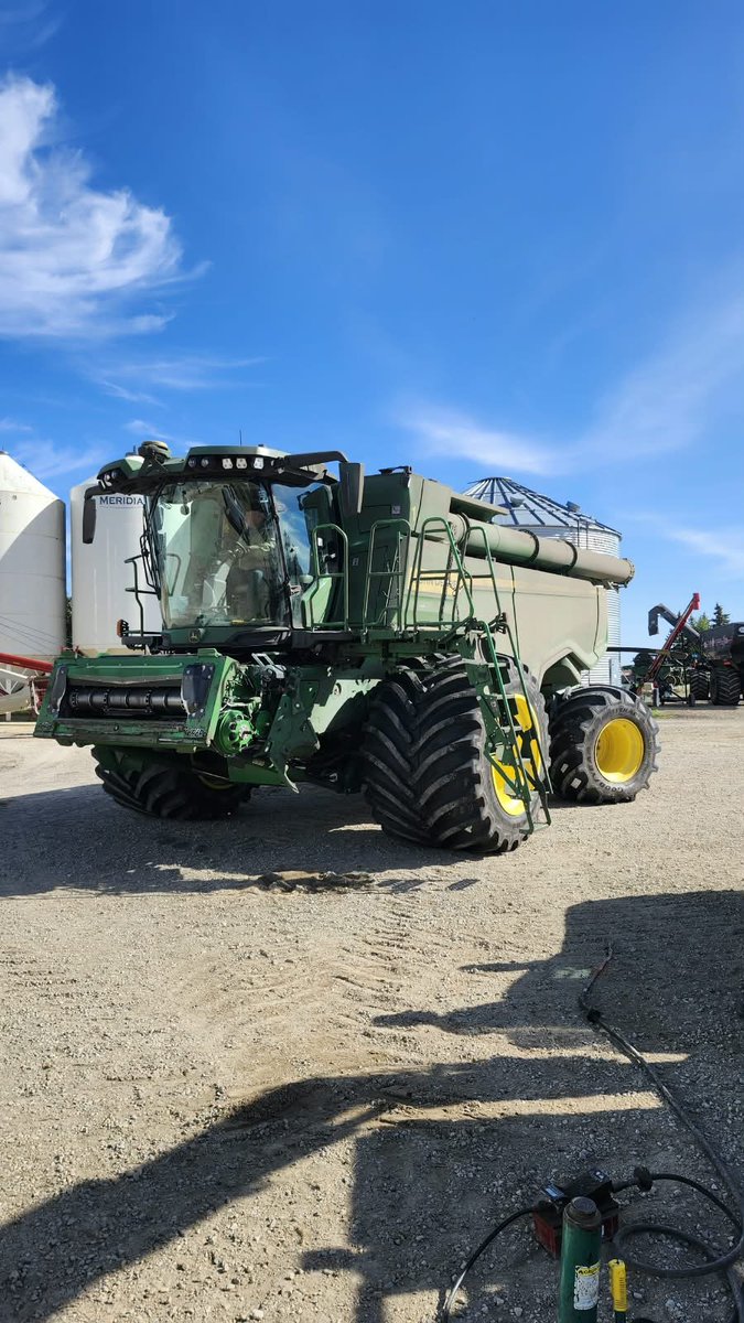 SiemensBernhard's tweet photo. We got this X9 booted up with some LSW1400 AND LSW1000 to help with better flotation. @GoodyearFarm @ScottSloan6164 #harvest26 https://t.co/VtpHXnWpMz