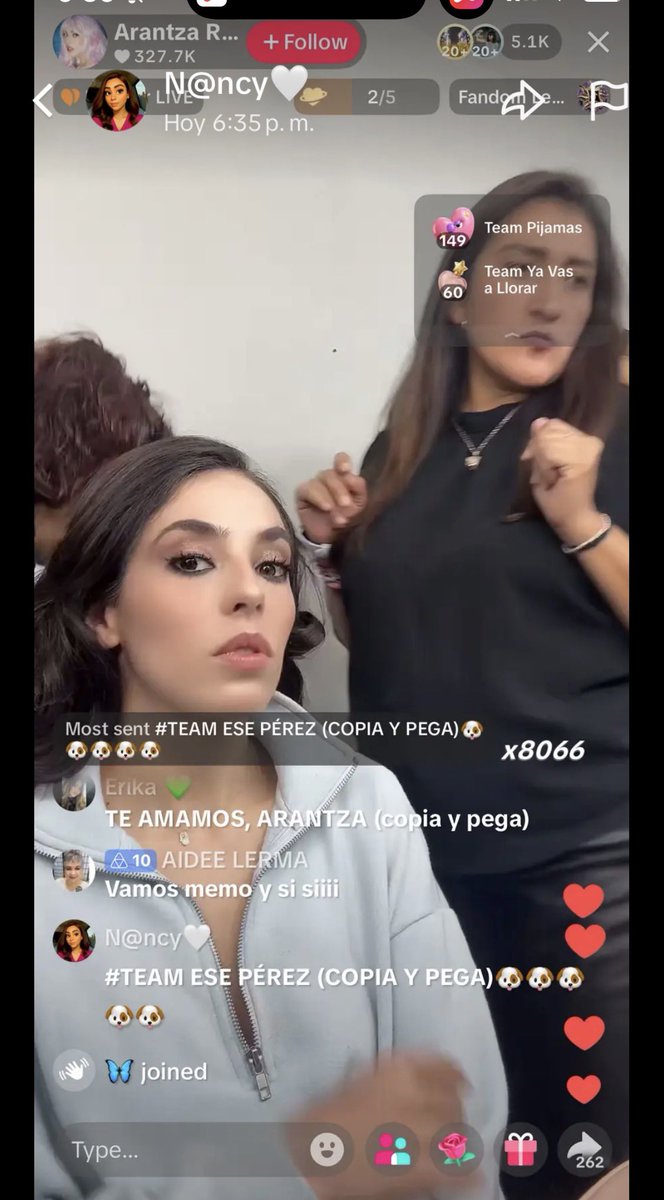 KarinaMart63983's tweet photo. @arantzaruiz_ No soporto y cerró su live
a sí como no soportaron que el de barrio que no es de televisa llegará a la final cosa que la clasista de @KlitboCynthia y ella no pudieron !
#Teameseperez
@LaCasaFamososMx
Nos valen madre sus campañas de desprestigio ✊🏻 https://t.co/giqeagWa39
