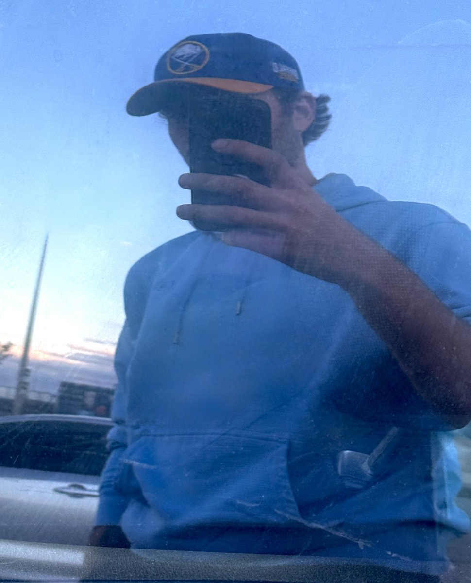 zibbythesecond's tweet photo. proof im outside okay bye https://t.co/SqRpJP8sGq