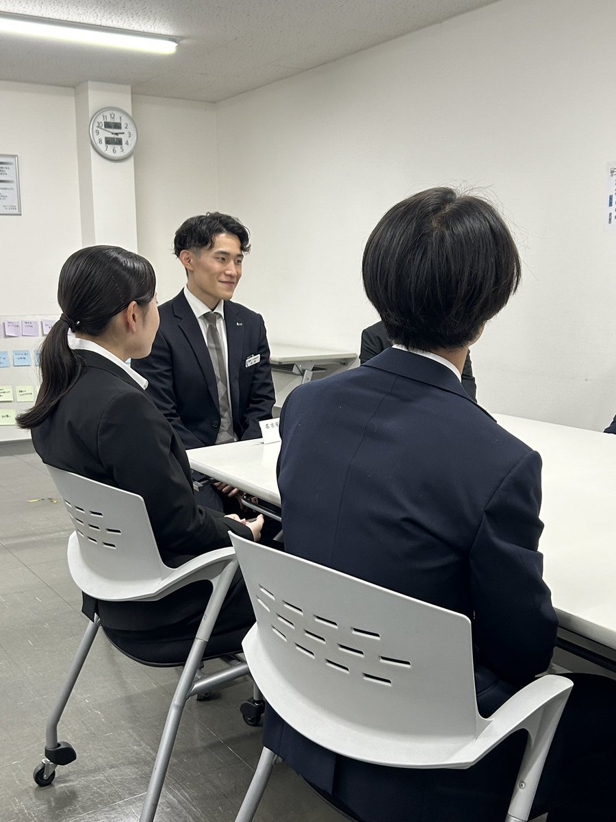 TREX_PR's tweet photo. 日本トレクスでは10月1日に内定式が開催されました！

内定証授式㊗️から内定者同士の交流を深めるゲーム️📝、先輩社員との座談会🗣など様々な企画を行いました(∩´∀`∩)

残り半年の学生生活を思う存分楽しんでいただいて、4月に元気な皆さんと一緒に働けるのが今から楽しみです( ´ ▽ ` )🍊 https://t.co/pfFxbpKLFy