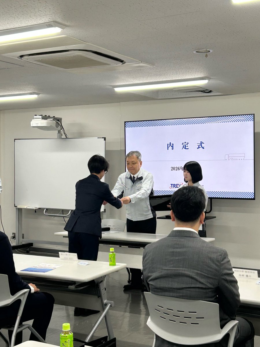 TREX_PR's tweet photo. 日本トレクスでは10月1日に内定式が開催されました！

内定証授式㊗️から内定者同士の交流を深めるゲーム️📝、先輩社員との座談会🗣など様々な企画を行いました(∩´∀`∩)

残り半年の学生生活を思う存分楽しんでいただいて、4月に元気な皆さんと一緒に働けるのが今から楽しみです( ´ ▽ ` )🍊 https://t.co/pfFxbpKLFy