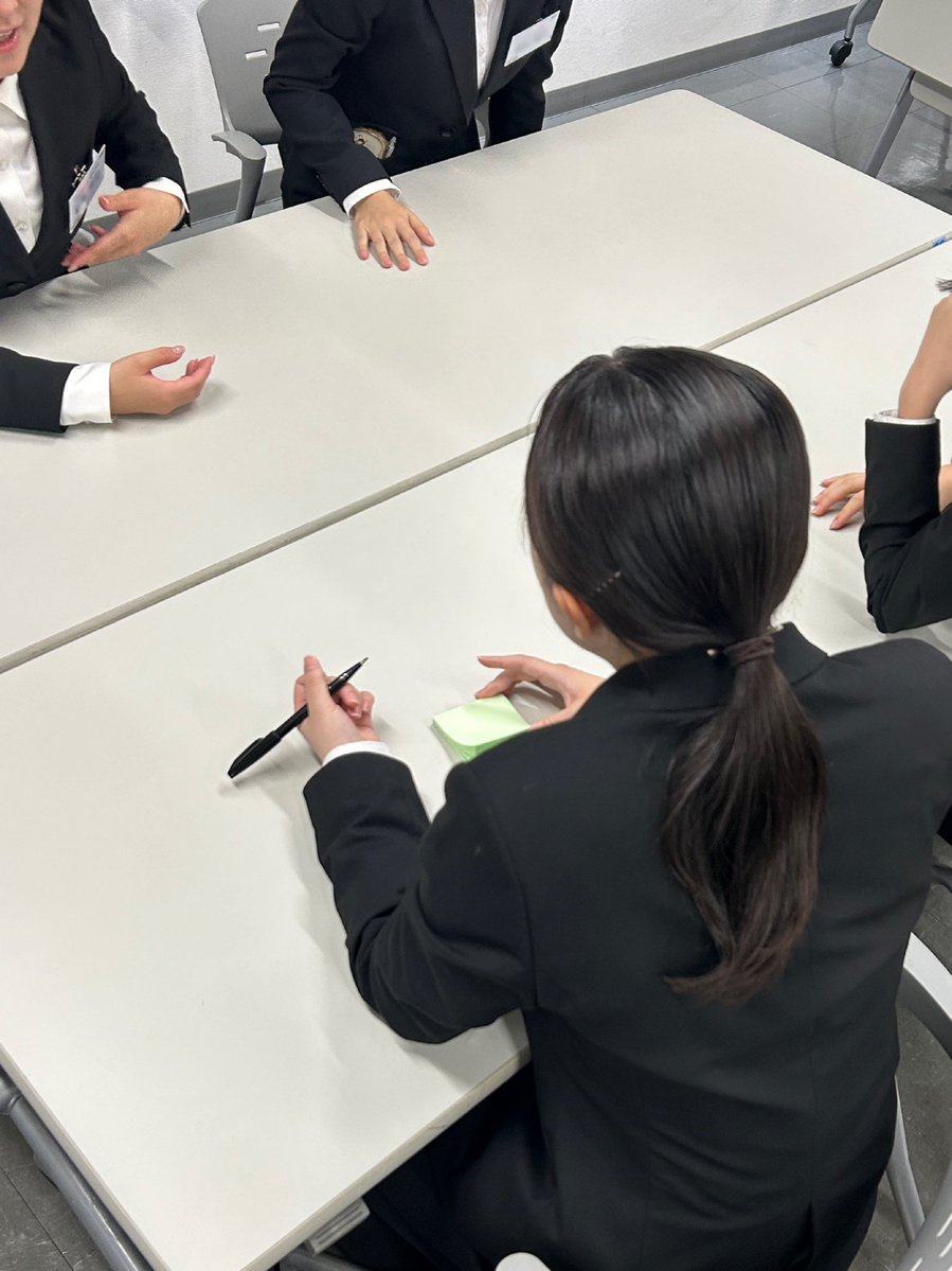 TREX_PR's tweet photo. 日本トレクスでは10月1日に内定式が開催されました！

内定証授式㊗️から内定者同士の交流を深めるゲーム️📝、先輩社員との座談会🗣など様々な企画を行いました(∩´∀`∩)

残り半年の学生生活を思う存分楽しんでいただいて、4月に元気な皆さんと一緒に働けるのが今から楽しみです( ´ ▽ ` )🍊 https://t.co/pfFxbpKLFy