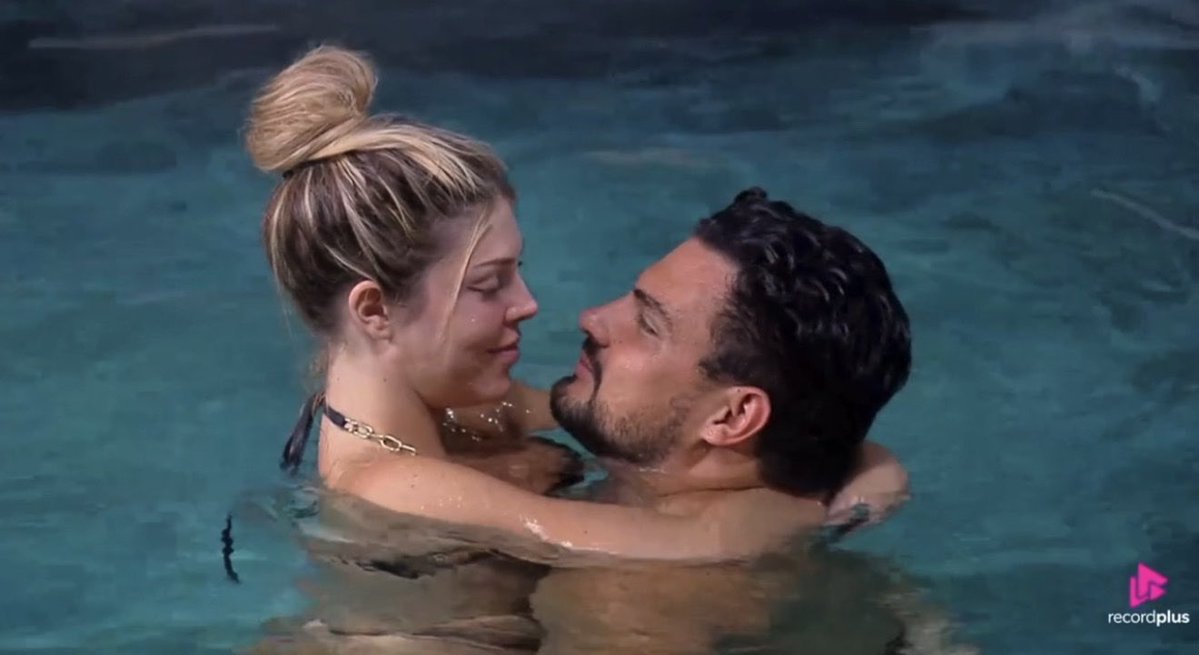 euanabruna's tweet photo. Click do casal curtindo uma piscininha! 🩷

#TeamAna | #AFazenda18 https://t.co/3NF1mfktGN