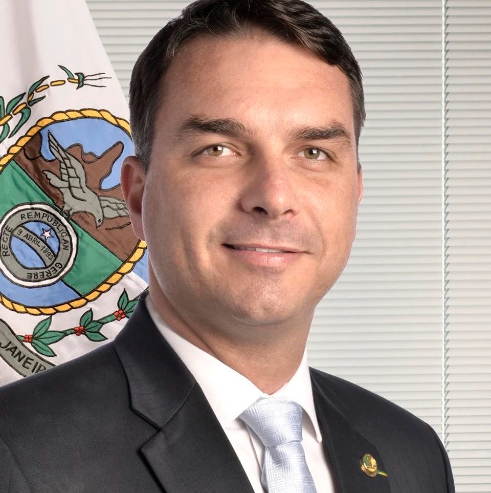 poponze's tweet photo. Flávio Bolsonaro recebeu 60% dos votos na região Sul, seu melhor desempenho entre as regiões do Brasil. https://t.co/Et27x0eg6D