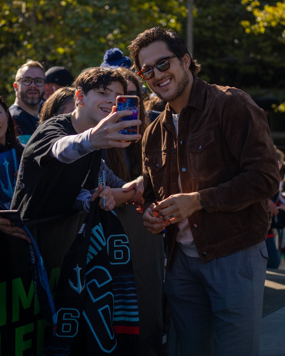 SeattleKraken's tweet photo. man of the people 🤳 https://t.co/ny8apoVpN8