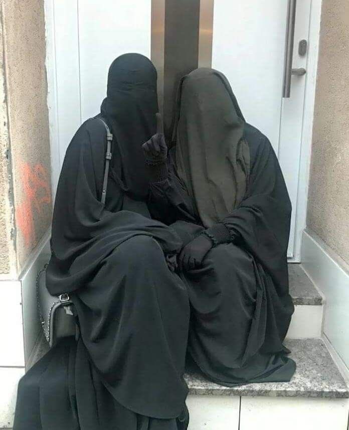 enimcvr's tweet photo. هذا اللبس الدخيل لا يمثلنا كسعوديات ولا يمثل تراثنا ولا تاريخنا

#بلا_نقاب_٢٠٣٠_5 https://t.co/28Uo1ERiWG